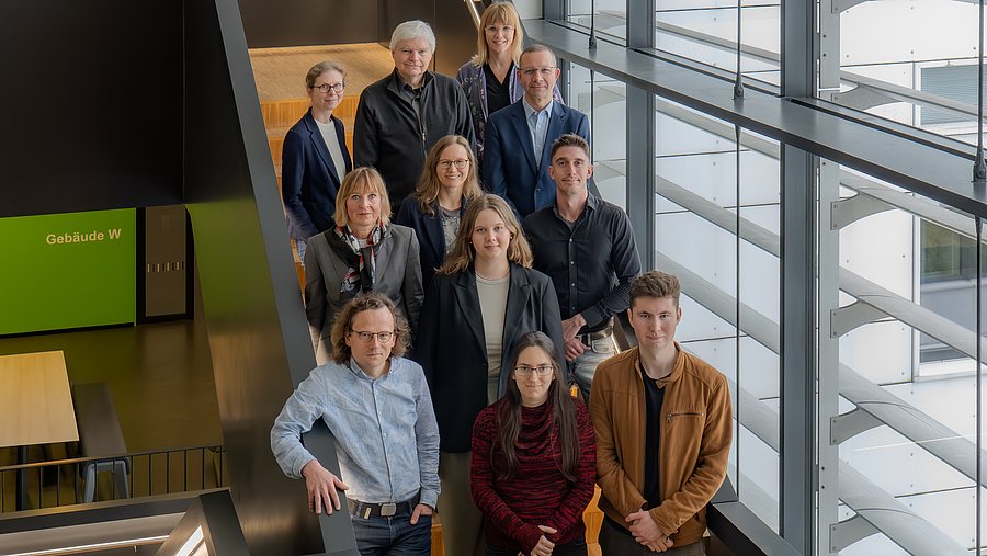Das Dekanat und Dekanatsmitarbeiter:innen der Fakultät für Human- und Sozialwissenschaften